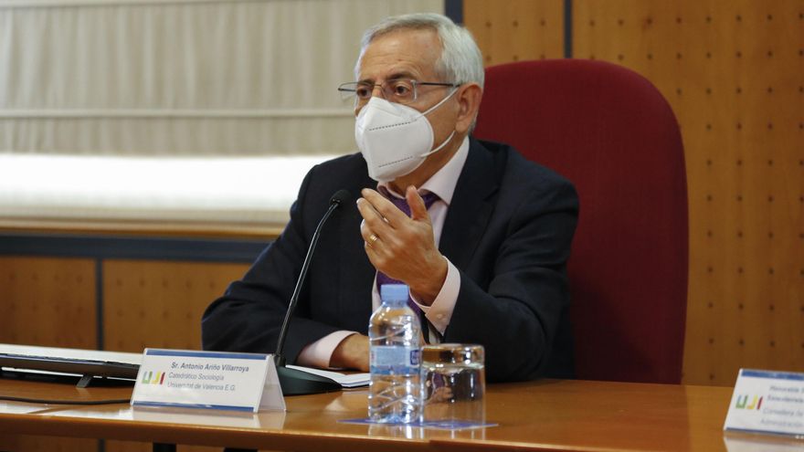 Antonio Ariño, sociólogo: "La prostitución es una institución: no existe sin terceras personas que intervienen, organizan y se lucran"