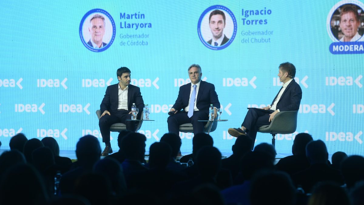 Ignacio Torres, Martín Llaryora y el periodista Santiago Fioriti.