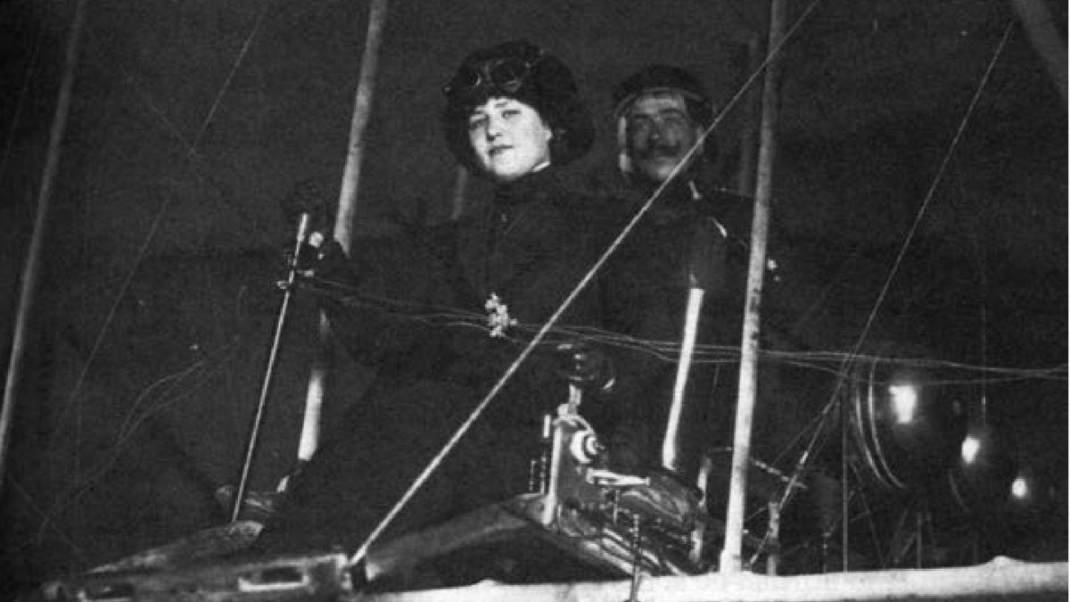 Irene Aguilera Capa y Emilio Herrera Linares en un biplano 'Farma' en 1911.