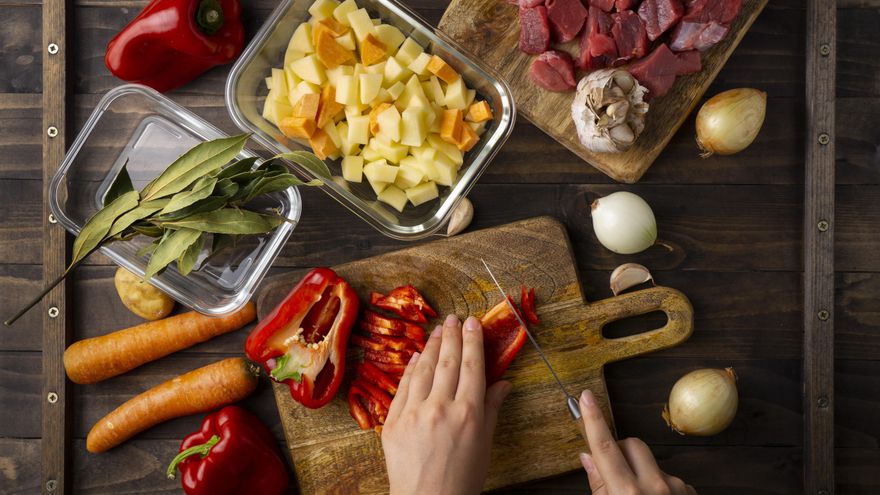 Platos de cuchara, salsas o guarniciones para varios días: los trucos para comer bien en enero si cocinas para uno