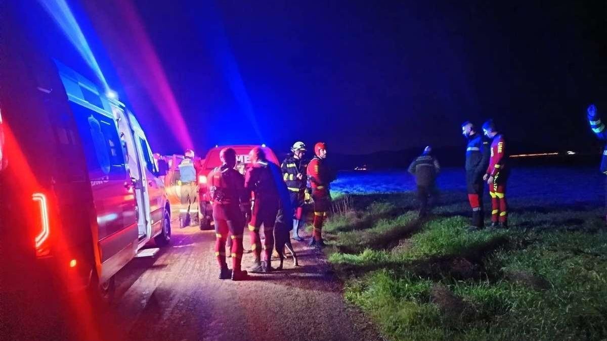 La UME rescata a un matrimonio mayor aislado por la crecida del arroyo en una aldea de Fuente el Fresno