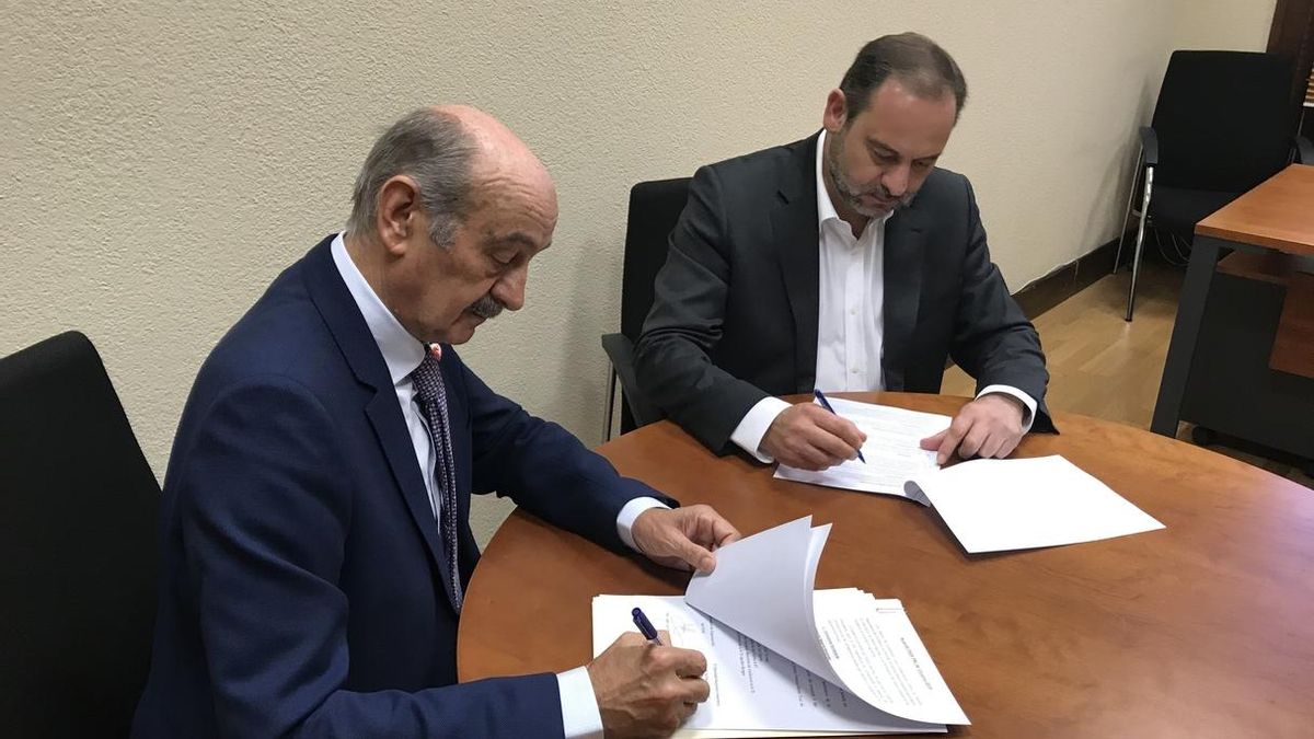 Mazón y Ábalos durante la firma del documento.