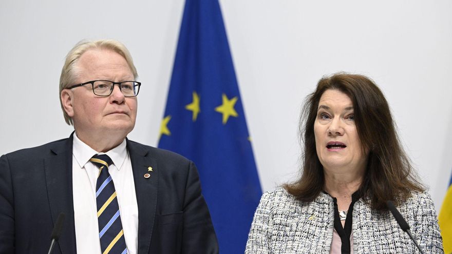 El ministro de Defensa sueco, Peter Hultqvist (i) y la ministra sueca de Exteriores, Ann Linde, en una rueda de prensa en Estocolmo este viernes.