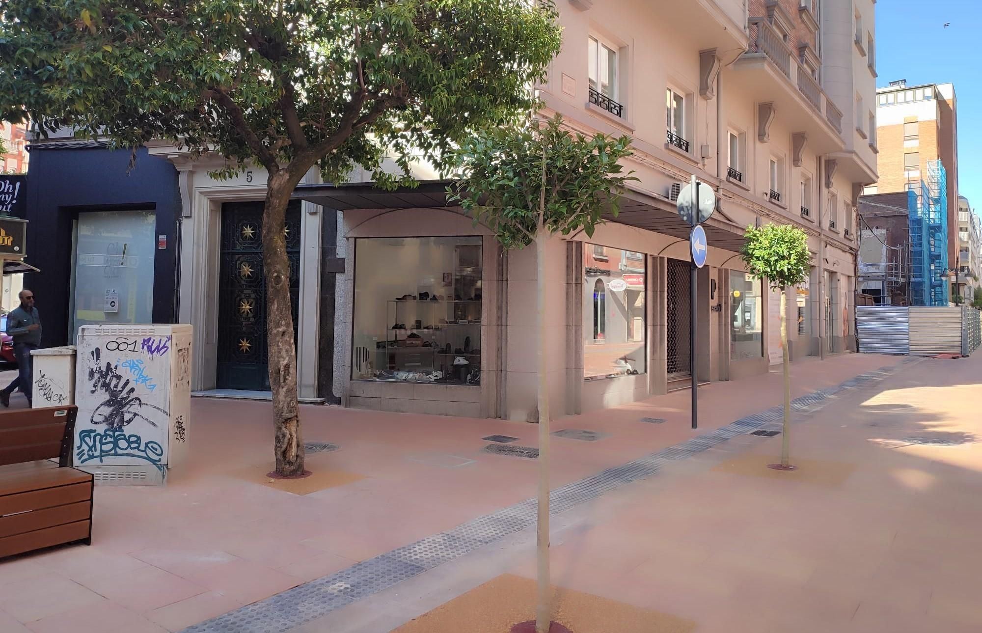 Sólo tres diminutos árboles se han plantado sobre el suelo, en San Agustín en confluencia con la avenida de Roma.