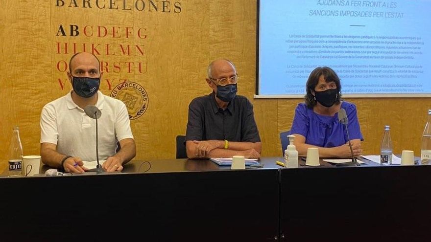 El vicepresidente de Òmnium Cultural, Marcel Mauri; el presidente de la Caixa de Solidaritat, Pep Cruanyes, y la presidenta de la ANC, Elisenda Paluzie