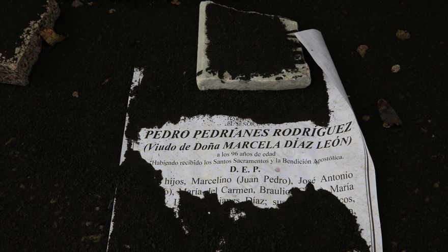 Cenizas del volcán de La Palma sobre una esquela. / FOTO: ALEJANDRO RAMOS