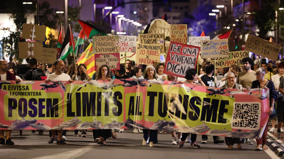 Desenes de persones durant una manifestació contra la massificació turística el 2024