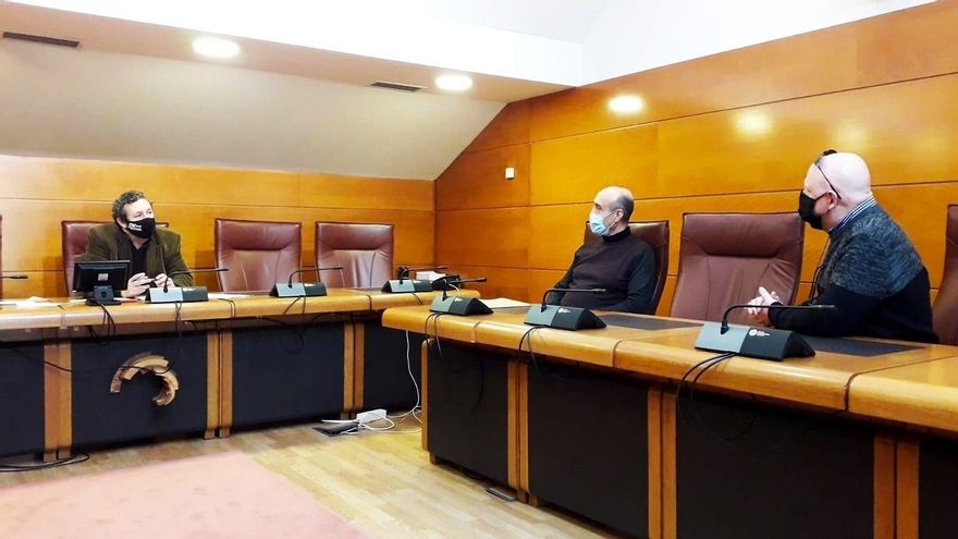 El portavoz parlamentario del PP, Íñigo Fernández, junto a representantes del colectivo de establecimientos y repartidores de comida a domicilio y productos de primera necesidad de Cantabria, Javier Grifé y Juan Manuel Sainz.