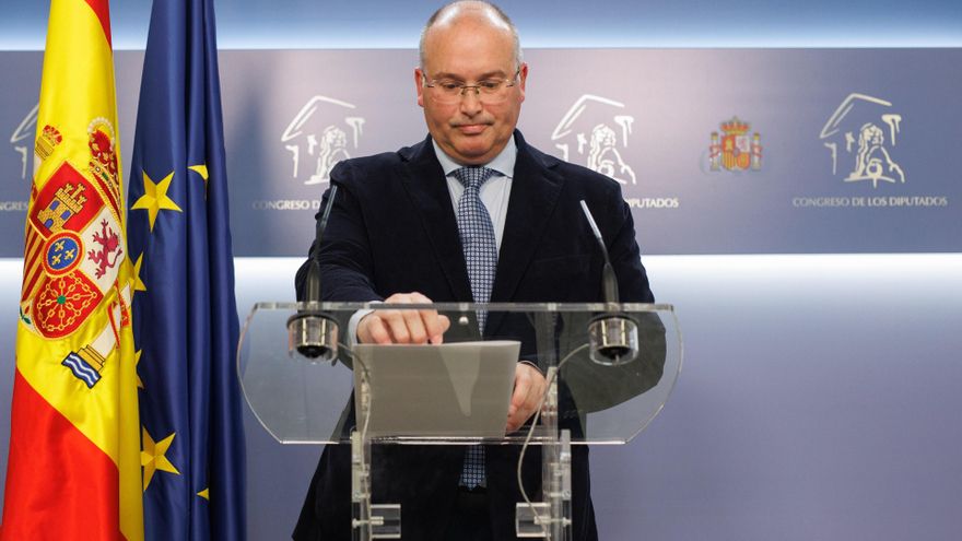 El portavoz del PP en el Congreso, Miguel Tellado, durante una rueda de prensa posterior a la entrega de una petición por escrito para pedir la dimisión de la presidenta del Congreso, en el Congreso de los Diputados, a 4 de marzo de 2024, en Madrid (Españ