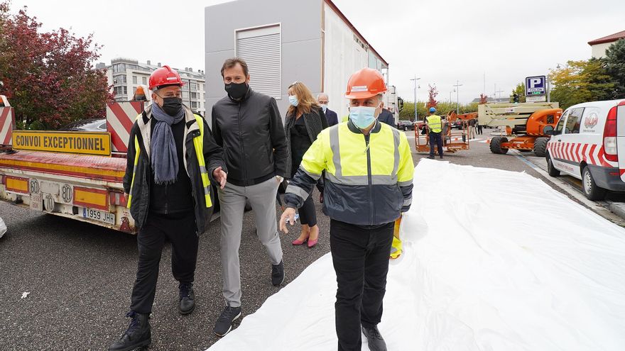El alcalde de Valladolid visita la instalación de barracones en el Hospital Campo Grande.