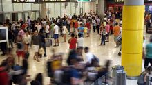 Viajeros en la zona de llegadas de la T4, en el aeropuerto Adolfo Suárez Madrid-Barajas.