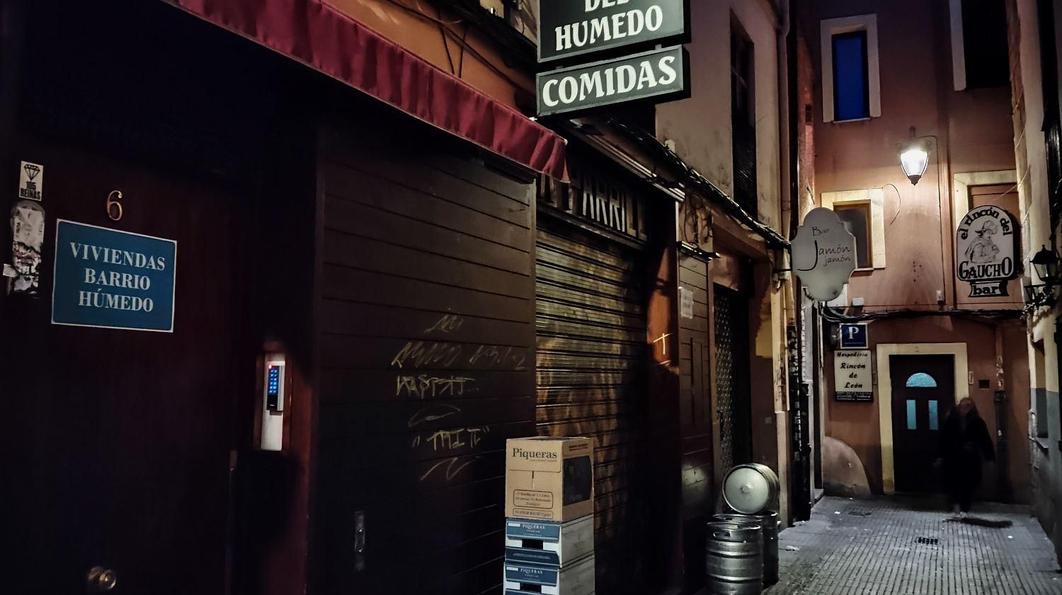 Mercancía para bares, vino y barriles de cerveza en Azabacherías.