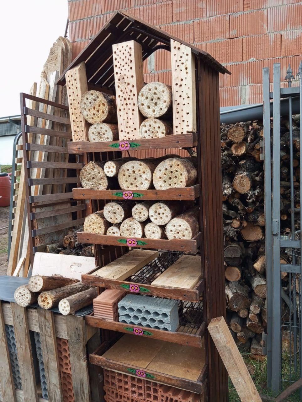 Uno de los hoteles de insectos de la Universidad de León.