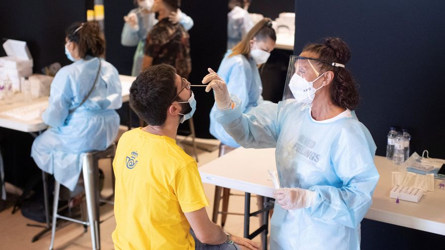 Cataluña deja de contar cada caso y hará test solo a mayores y vulnerables