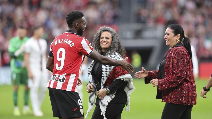 El delantero del Athletic Club, Iñaki Williams, saluda a dos mujeres palestinas antes del partido contra el Mallorca