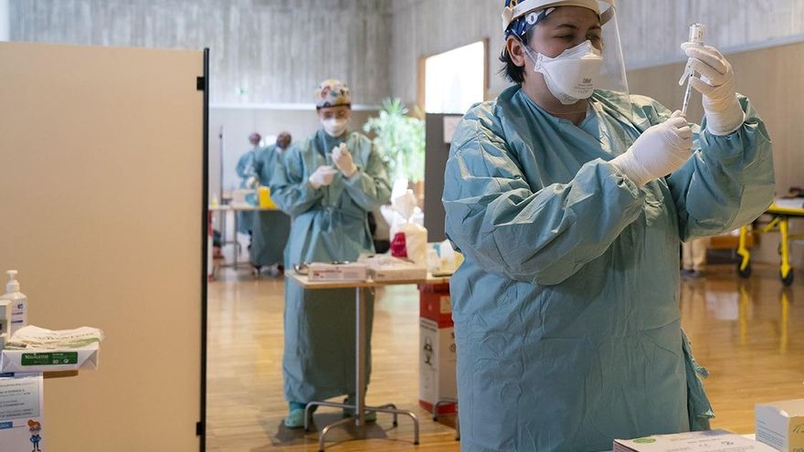 Sanitarios preparando dosis de vacunas contra la COVID en el Palacio de Exposiciones de Santander.