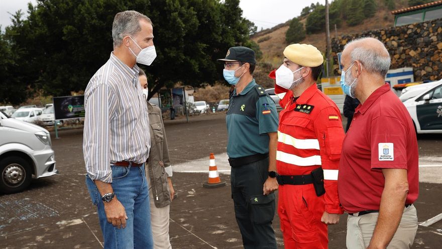 El rey Felipe y la reina Letizia conversan con trabajadores de diversos cuerpos en el centro de mando durante su visita a la isla de la Palma para seguir conocer las zonas afectadas tras la erupción del volcán
