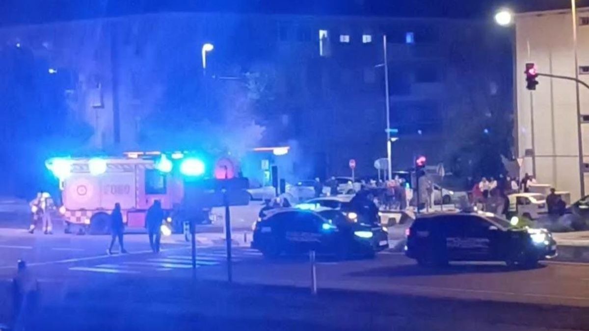 Imagen tras el incendio del coche de la Policía Nacional