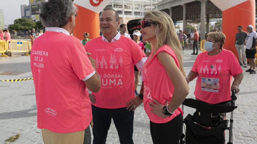 Alcande de Las Palmas de Gran Canaria Augusto Hidalgo Macario y Fernado Freile Presidente de la Asosiacion Española Contra el cancer. (AECC) y Eva Molina HPS.