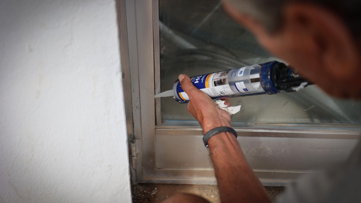 Els propietaris dels negocis de Vila apliquen aquests dies silicona en les juntes de les portes per a evitar que es filtri l'aigua en cas de temporal