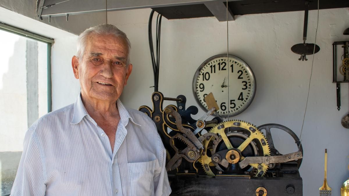 El relojero de Biscarrués: “Un pueblo está muerto si le faltan las campanas o el reloj”