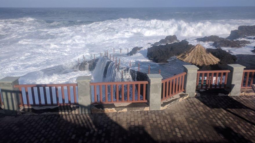 El fuerte oleaje provoca daños en La Fajana de Barlovento  y la lluvia deja 30 litros en La Quebrada
