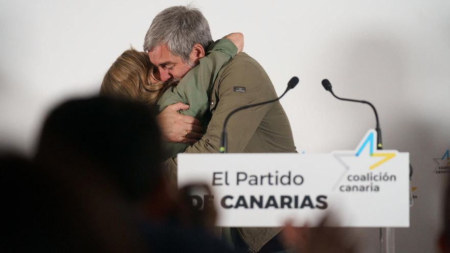 El candidato de Coalición Canaria a presidente Canarias, Fernando Clavijo (d), se abraza con la cabeza de lista al Parlamento de Canarias por la isla de Tenerife, Ana Oramas (i), tras comparecer en la sede de su partido para hablar de los resultados de las elecciones del 28M