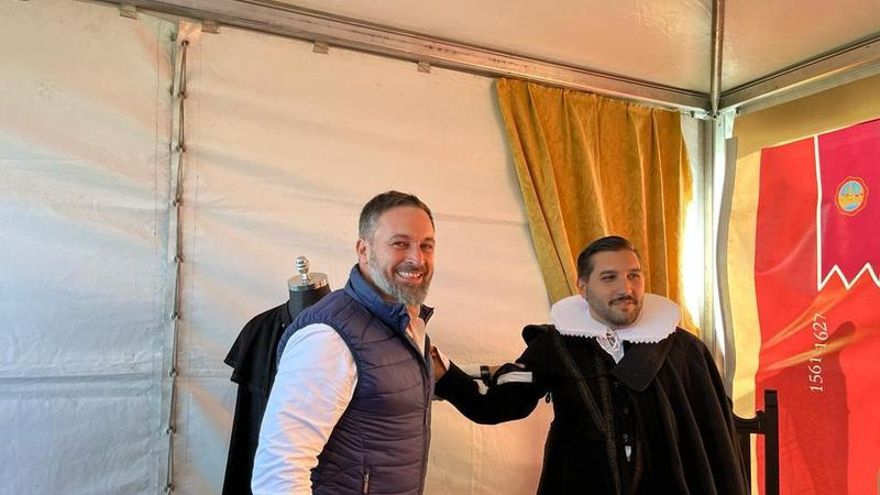 El exdiputado de Cs Córdoba, Miguel Castellano, aparece en el acto de Vox disfrazado de Góngora