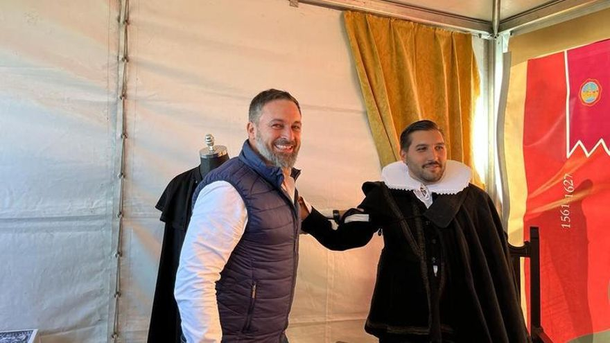 El exdiputado de Cs Córdoba, Miguel Castellano, aparece en el acto de Vox disfrazado de Góngora