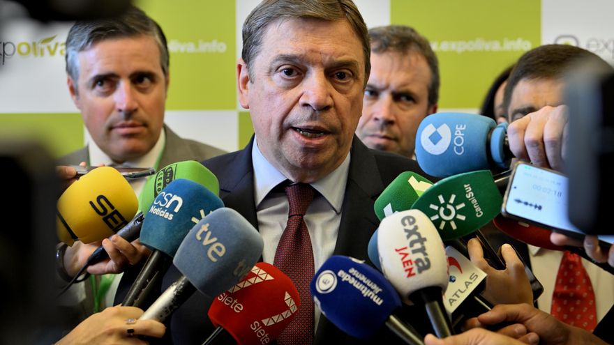 El ministro de Agricultura, Pesca y Alimentación, Luis Planas, atiende a los medios de comunicación, a 12 de mayo de 2023, en Jaén, (Andalucía, España). El ministro de Agricultura, Pesca y Alimentación, Luis Planas, participa en el marco de Expoliva en la