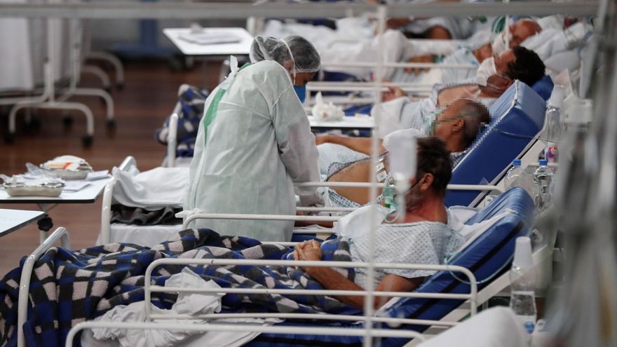 Una trabajadora de la salud atiende a pacientes con la Covid-19, en el Hospital Municipal de Campaña Pedro Dell Antonia, el 15 de abril de 2021, en la ciudad de Santo André, en el estado de Sao Paulo (Brasil). EFE/Sebastiao Moreira/Archivo