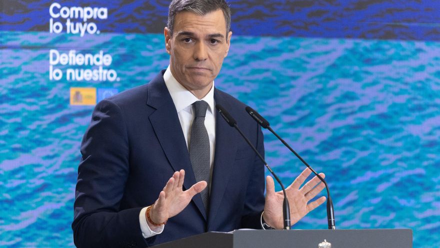 El presidente del Gobierno, Pedro Sánchez, durante una rueda de prensa, en el Complejo de La Moncloa, a 3 de abril de 2025, en Madrid (España). Sánchez comparece, tras haberse reunido con representantes del sector productivo e industrial, para trasladar l