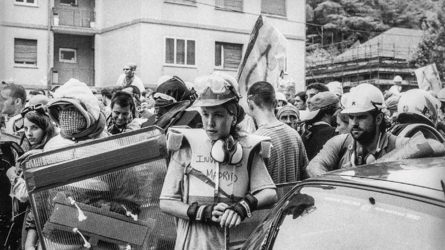 El ex vicepresidente del Gobierno y ex secretario general de Podemos, Pablo Iglesias, en las protestas de julio de 2001 contra la cumbre del G8 en Génova.