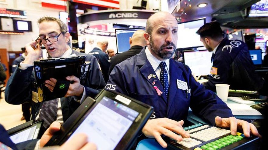 Wall Street abre con pérdidas y el Dow Jones baja un 1 %