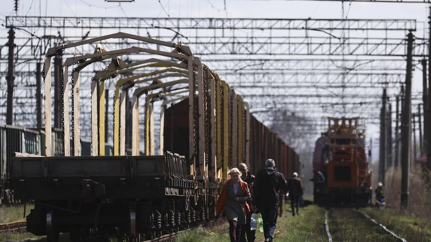 KIEV, 25/04/2022.- El Ejército ruso ha atacado este lunes cinco estaciones de tren en el centro y el oeste de Ucrania, lo que confirma el intento de Moscú de "destruir sistemáticamente" las infraestructuras del país, según los responsables de los ferrocarriles ucranianos.