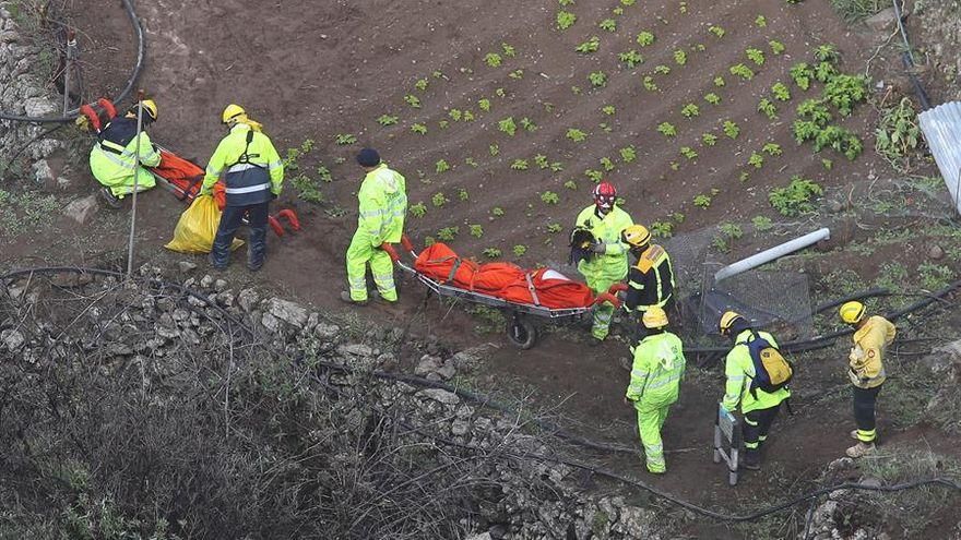 Rescate de dos de los fallecidos en el barranco de Gáldar