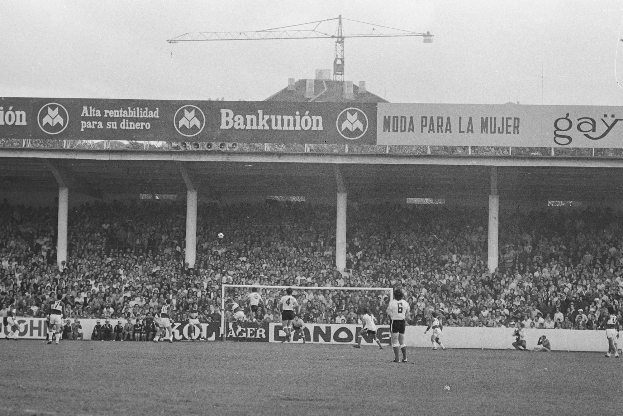 Imagen del momento en que Aguirre, con el número 9 a la espalda, metía el primer gol futbolístico del partido. El primero lo marcó, junto a Sergio, en la foto de equipo.