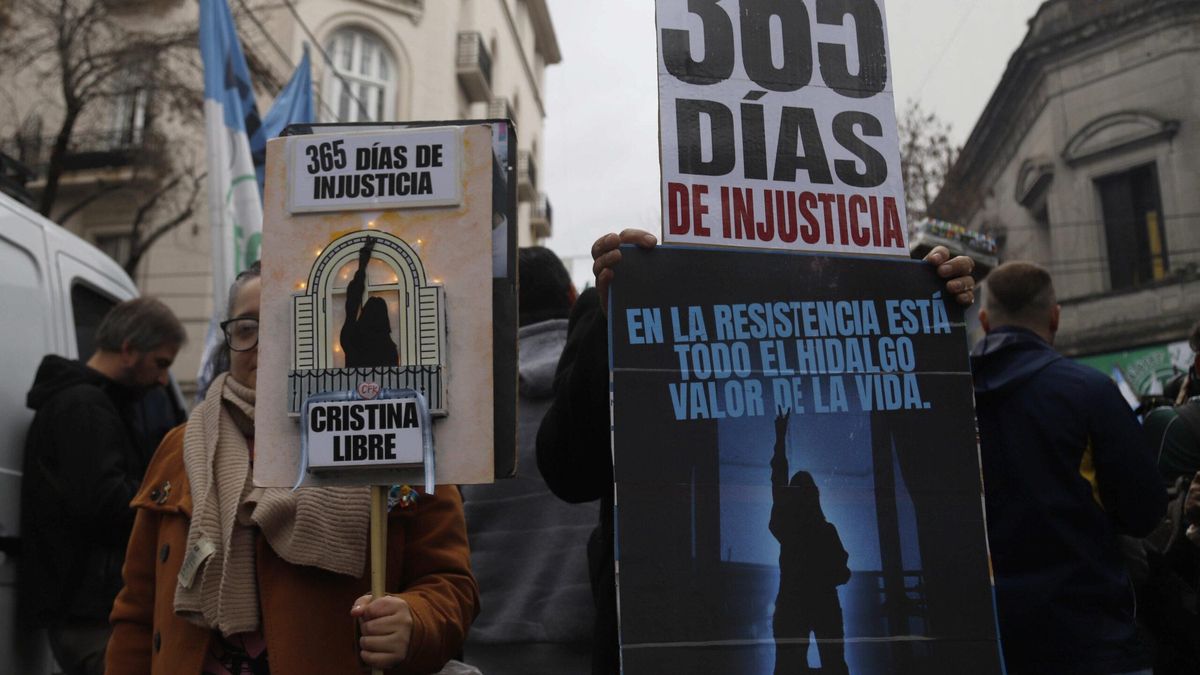Militantes frente al balcón de Cristina Fernández de Kirchner a un año de su condena
