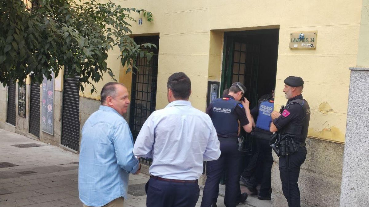 Agentes de policía acceden al bloque en el que viven José Antonio, Cristina y sus hijos.