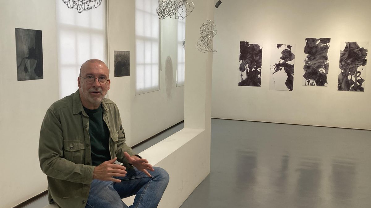 Gervasio Cabrera, en la sala Bronzo de La Laguna, espacio donde muestra una selección de recientes creaciones de pintura, dibujo y escultura.