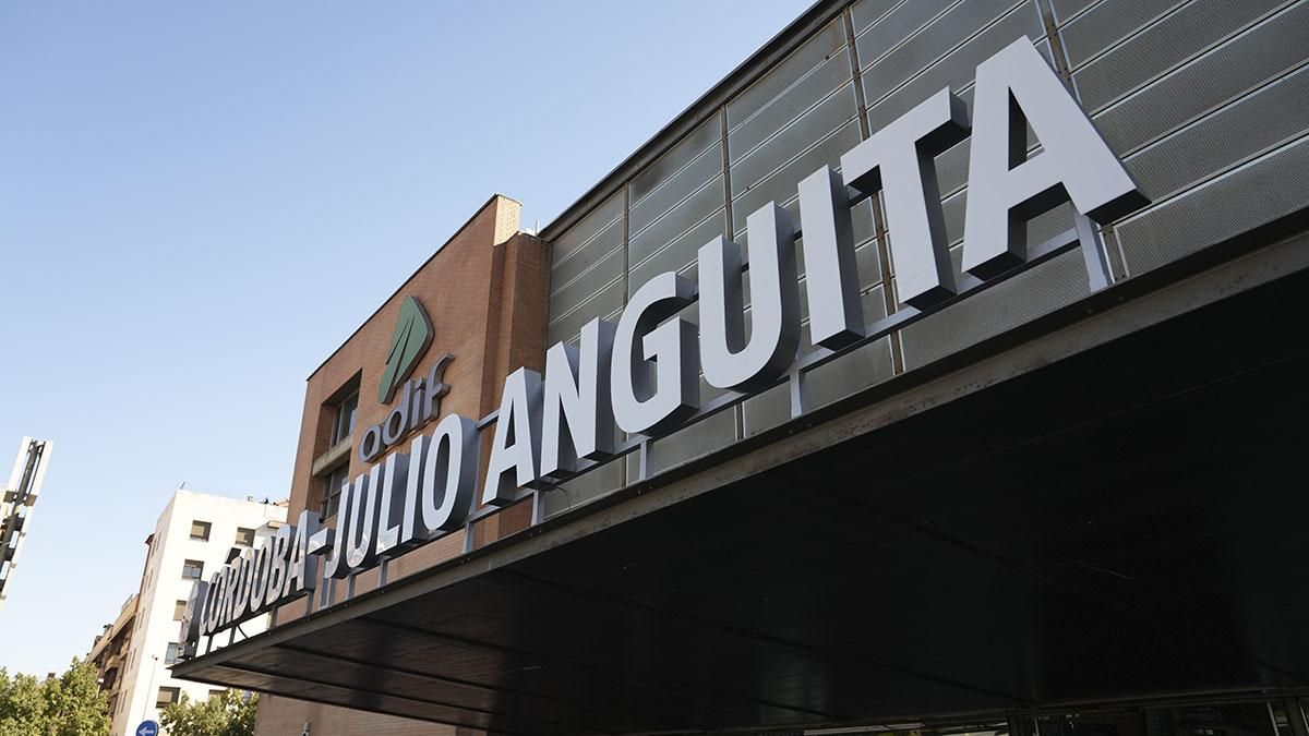 Nueva rotulación de la Estación Córdoba - Julio Anguita