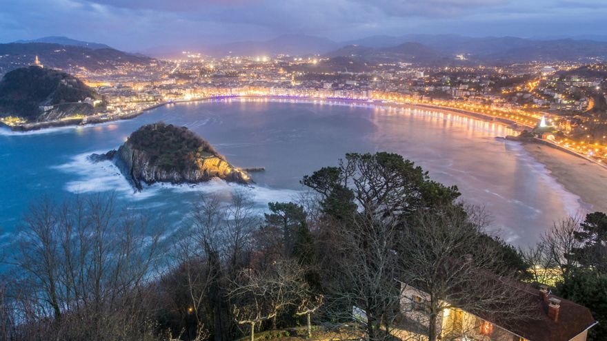 Cinco ciudades españolas con paseos marítimos agradables para recorrer a pie en una caminata nocturna