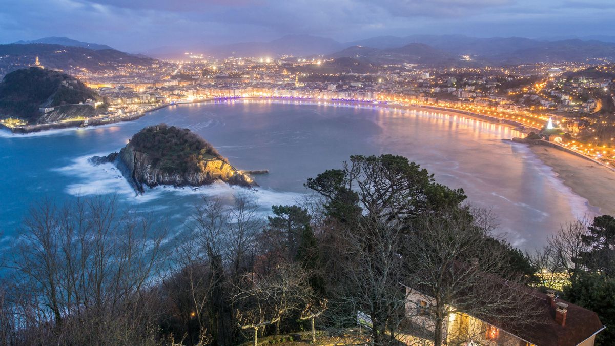 Cinco ciudades españolas con paseos marítimos agradables para recorrer a pie en una caminata nocturna