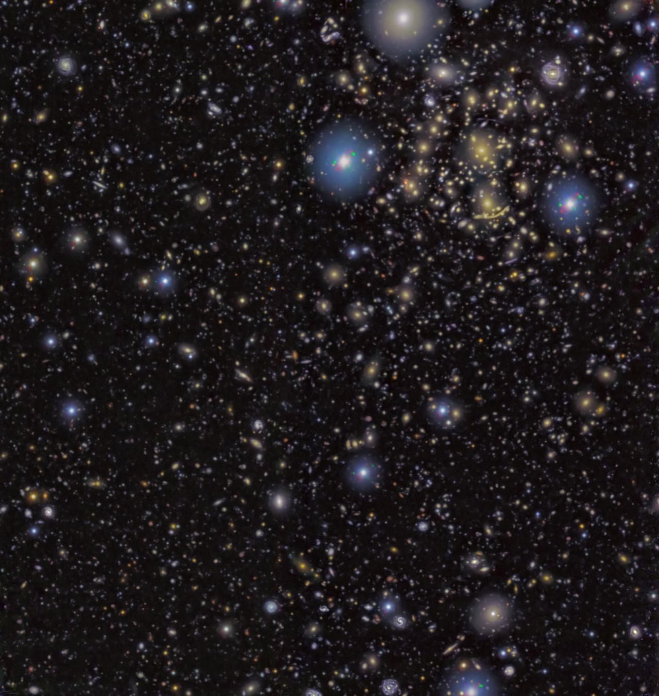 Cúmulo Abell 370, una de las regiones del cielo observadas por el proyecto SHARDS Frontier Fields. Esta imagen es la más profunda jamás tomada para detectar galaxias con líneas de emisión, que están formando estrellas activamente. Crédito: GRANTECAN