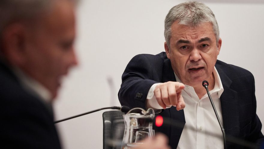 Archivo - El exsecretario de organización del PSOE Santos Cerdán comparece en la Comisión de Investigación sobre adjudicaciones públicas del Parlamento de Navarra, a 11 de febrero de 2026, en Pamplona, Navarra (España).