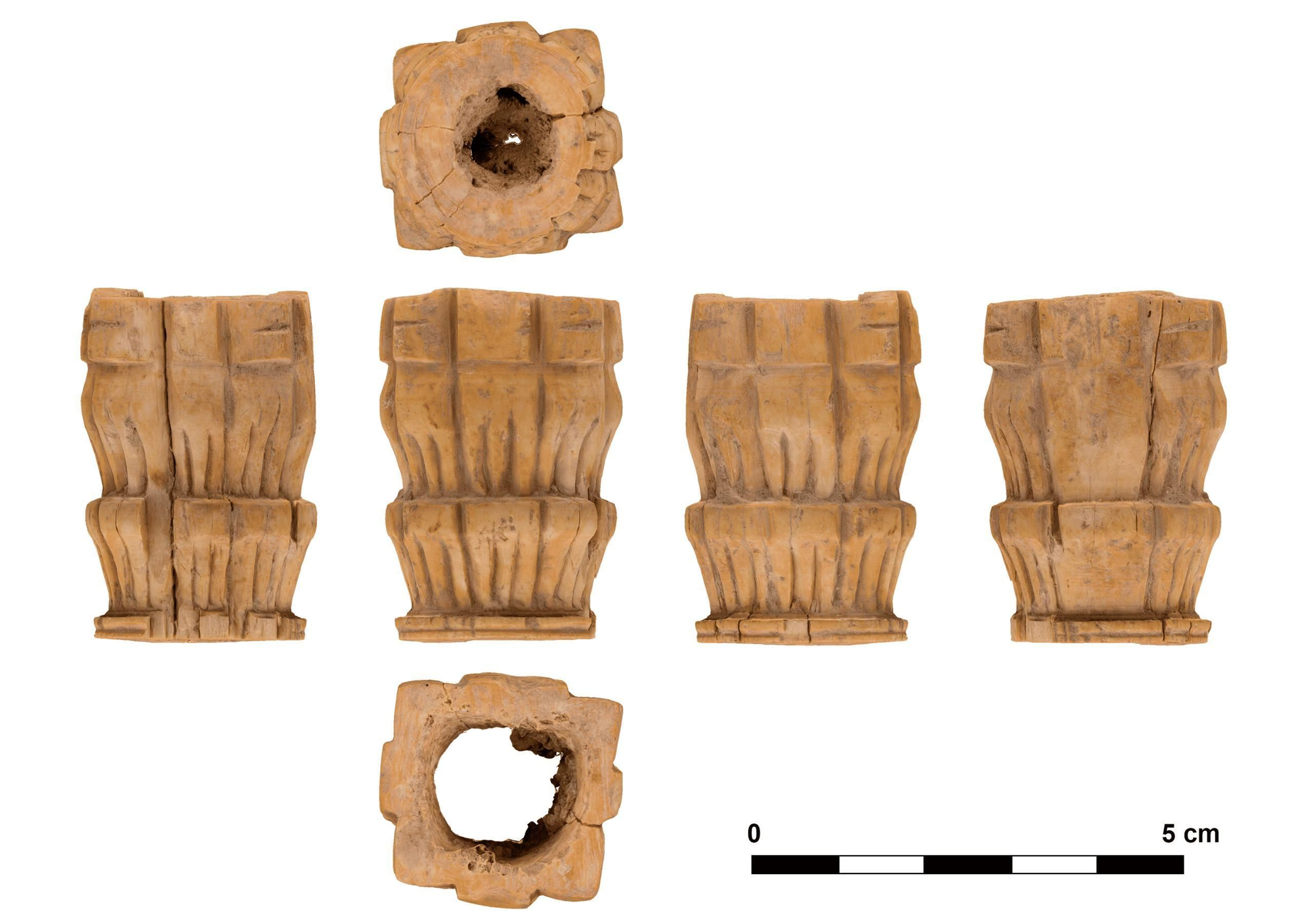 Imágenes del mueble romano encontrado en la ciudad íbero-romana de Isturgi en 2018