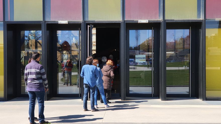 Vacunación con Pfizer, Moderna y AstraZeneca en el Palacio de Exposiciones de León, este miércoles 20 de febrero de 2021.