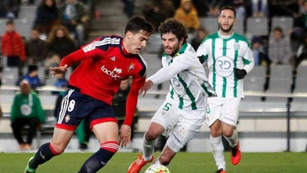 Mikel Merino, frente a Víctor Pérez y la atenta mirada de Florin Andone, en El Arcángel
