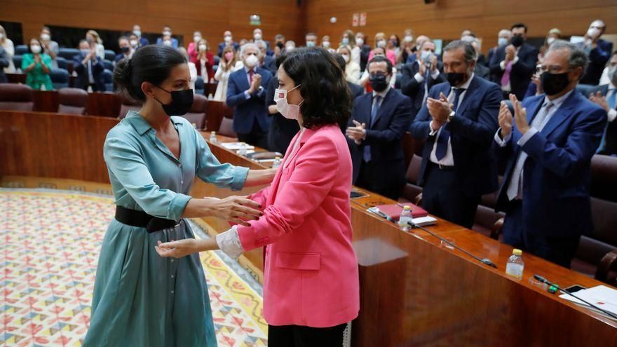 Monasterio abraza a Díaz Ayuso tras la votación de investidura.