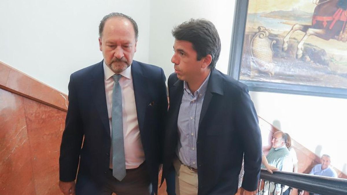 Emilio Bascuñana (esquerra), junt al president de la Diputació d'Alacant, Carlos Mazón.